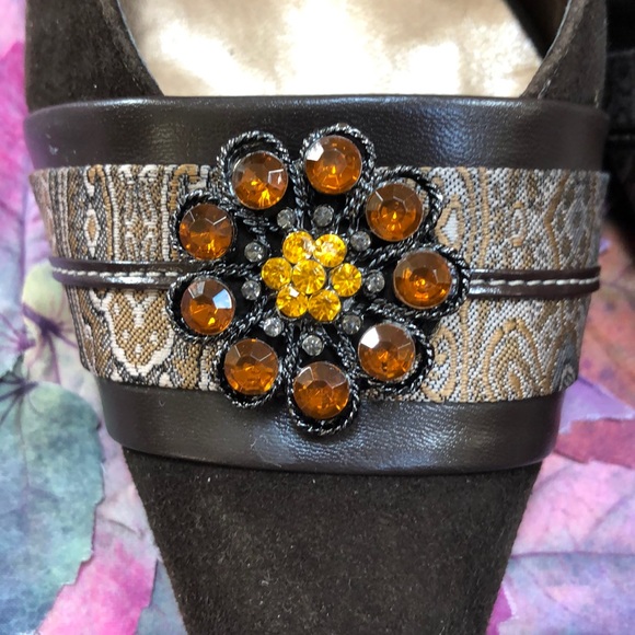 TRENDING VINTAGE SUEDE BUCKLE BACK EMBELLISHED SLING BACK PUMP NWOT - Picture 11 of 11